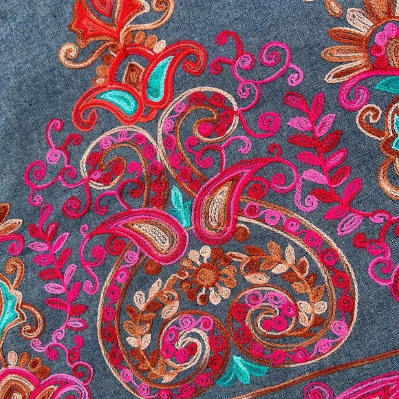 Entro Beautiful Embroidered Skirt, Size medium - Picture 3 of 8